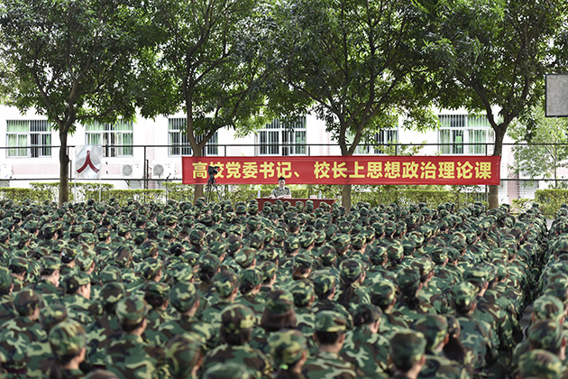 陳秋明率隊看望慰問我校首批軍訓學子