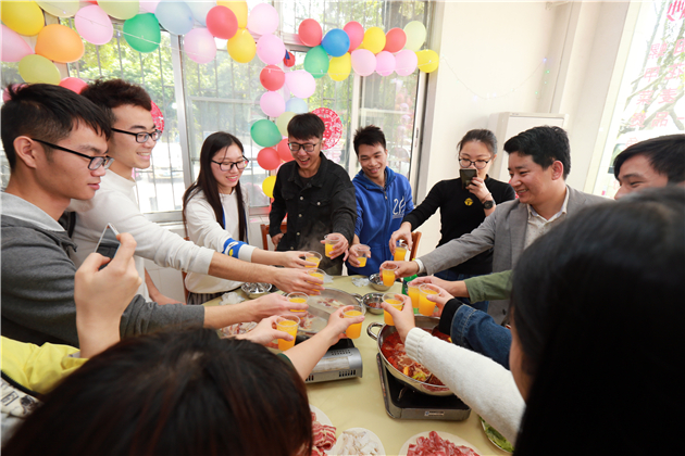 師生同吃團圓飯 熱熱鬧鬧過大年